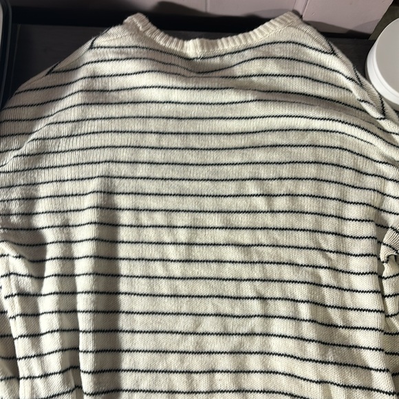 Blank and white sweater - Picture 2 of 2